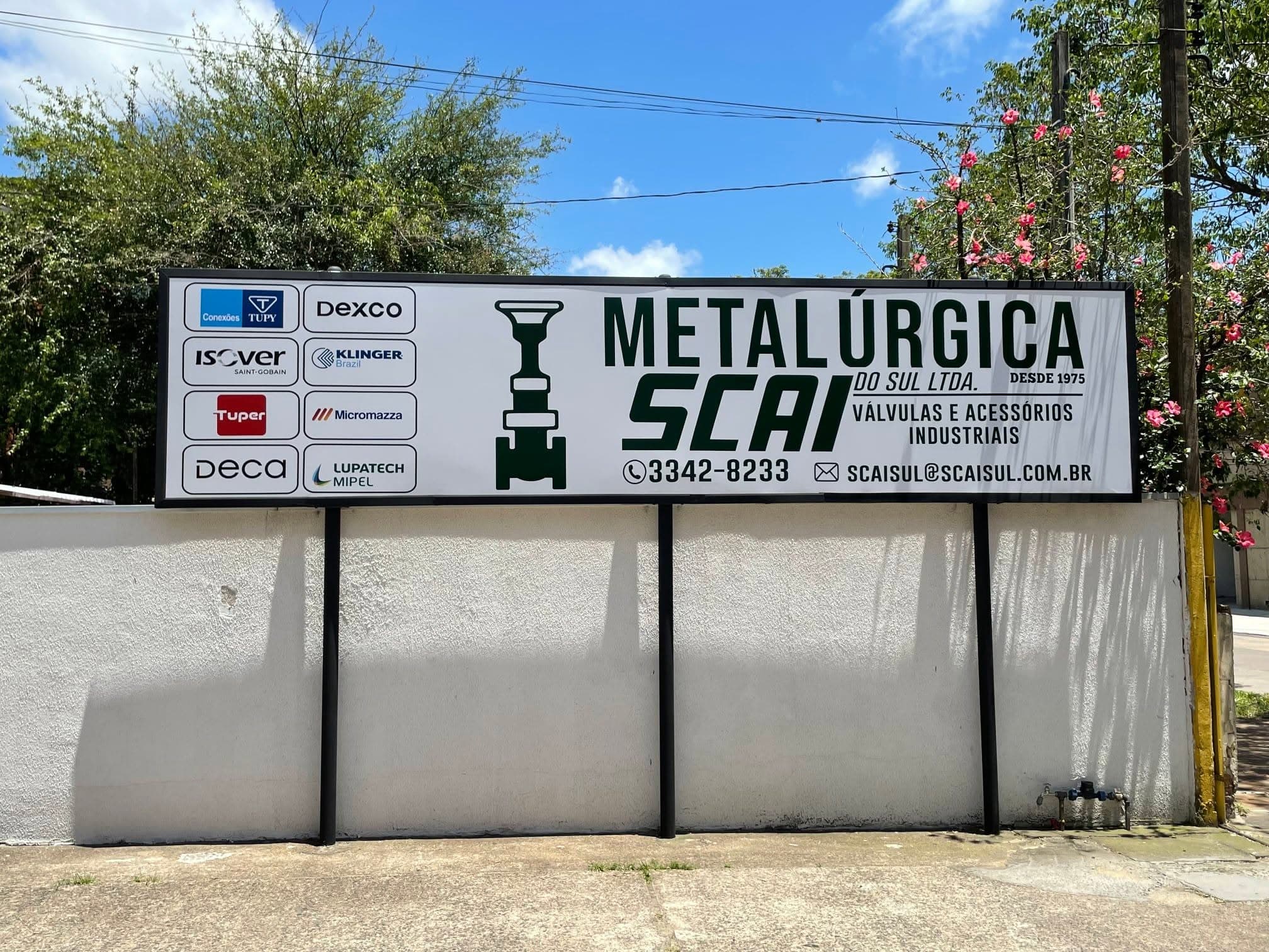 Placa da Metalúrgica Scai do Sul na Avenida Cairú, com as marcas representadas
